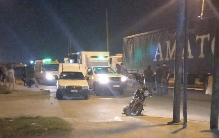 Una mujer cayó de una moto y murió aplastada por un camión