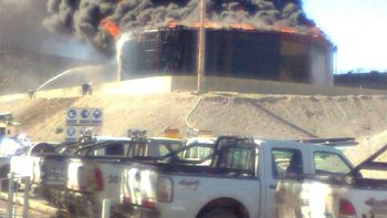 cuatro aviones hidrantes combaten el fuego que afecto a una planta de ypf cuatro aviones hidrantes combaten el fuego que afecto a una planta de ypf