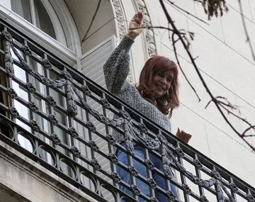 Sigue la vigilia frente a la casa de Cristina: recibió el apoyo de Grabois y Ofelia Fernández