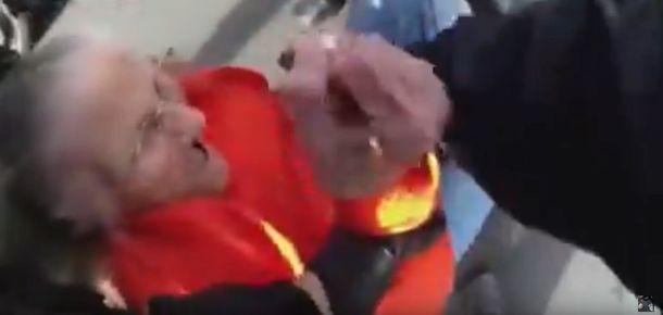 La Policía desalojó a una abuela en silla de ruedas