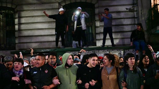 Segunda noche de vigilia en Recoleta en apoyo a Cristina Kirchner