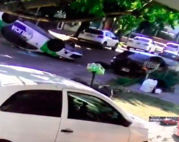 Una mujer policía se desmayó al volante