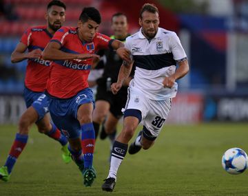 Con una jugada polémica