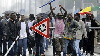 macabro juego italiano: tiro al blanco con inmigrantes negros macabro juego italiano: tiro al blanco con inmigrantes negros