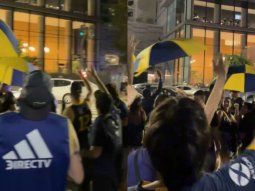 se calienta el superclasico: les tiraron hielo a hinchas de boca desde un edificio cerca del monumental se calienta el superclasico: les tiraron hielo a hinchas de boca desde un edificio cerca del monumental