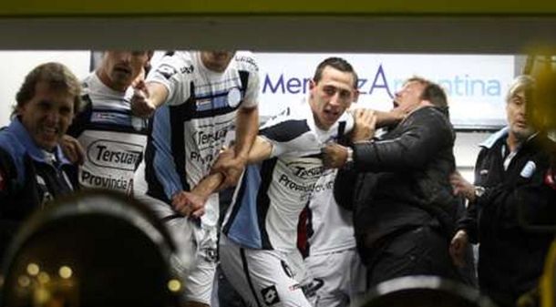Los jugadores de Belgrano denunciaron que infantería les arrojó gas pimienta