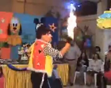 Un mago peruano quemó viva a su paloma en pleno show