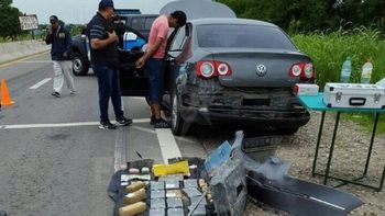 Incautaron 20 kilos de cocaína escondidos en un auto - Crédito: www.eltribuno.info Incautaron 20 kilos de cocaína escondidos en un auto - Crédito: www.eltribuno.info