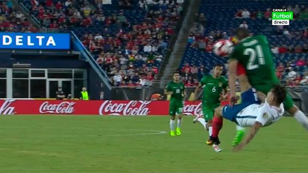 Impactante: el chileno Vargas intentó una chilena y noqueó a un rival