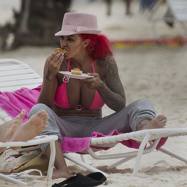 A Jodie la atacó el hambre en la playa