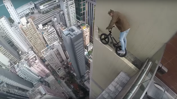 Hace pruebas con una bici en la cornisa de un edificio Hace pruebas con una bici en la cornisa de un edificio