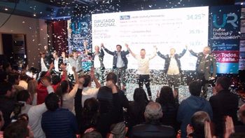 Juan Manuel Urtubey celebrando con sus candidatos Juan Manuel Urtubey celebrando con sus candidatos