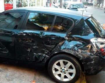 Una mujer encontró a su marido con otra y le chocó seis veces su auto de alta gama