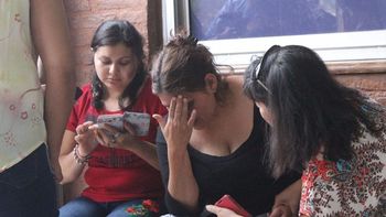 La familia del corazón de Valentino rezando por su vida La familia del corazón de Valentino rezando por su vida