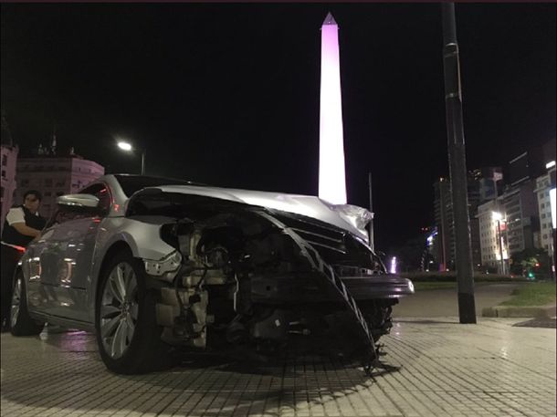 El Passat gris terminó sobre la plazoleta del Obelisco
