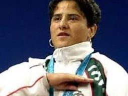 Soraya Jimenez gana la nedalla de oro al levantar 215 kg en los Juegos Olímpicos del 2000. Soraya Jimenez gana la nedalla de oro al levantar 215 kg en los Juegos Olímpicos del 2000.