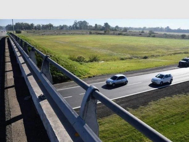 Arrojaba piedras desde un puente para asaltar automovilistas: una víctima lo mató a balazos