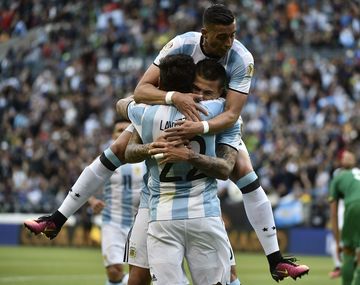 Debut soñado: Cuesta marcó un gol en su primer partido en la Selección
