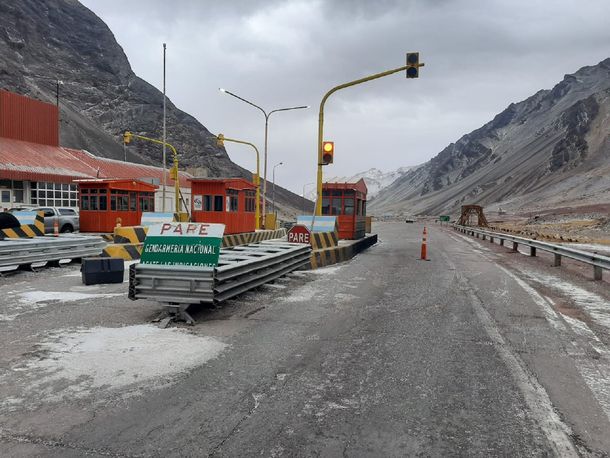 Cierran paso Cristo Redentor por nevadas: hay cientos de chilenos varados en Mendoza