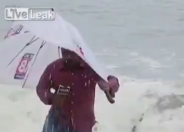 El presentador al que lo tapó una ola