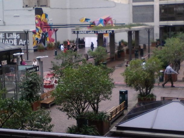 Encontraron el cadáver de una mujer en el patio de la UADE