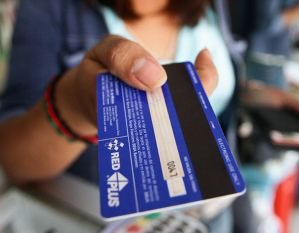 Multarán a bancos que se excedan con el interés de las tarjetas