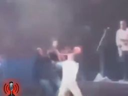 Mirá la agresión del cantante de Calle 13 a un fanático