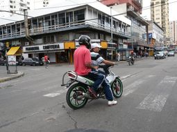 provincia: es obligatorio usar casco y chaleco con patente provincia: es obligatorio usar casco y chaleco con patente