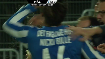 empato en el ultimo minuto y lo festejo con un vaso de cerveza empato en el ultimo minuto y lo festejo con un vaso de cerveza