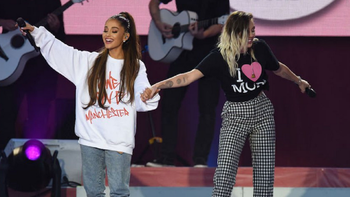 Ariana Grande junto a Miley Cyrus. Ariana Grande junto a Miley Cyrus.