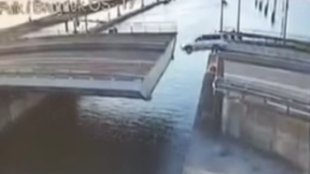 trato de saltar un puente con el auto pero termino en el agua trato de saltar un puente con el auto pero termino en el agua