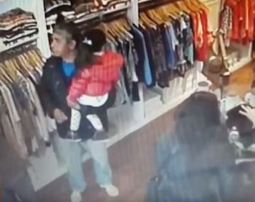 VIDEO: Descubren a un mechero que roba con una nena a upa
