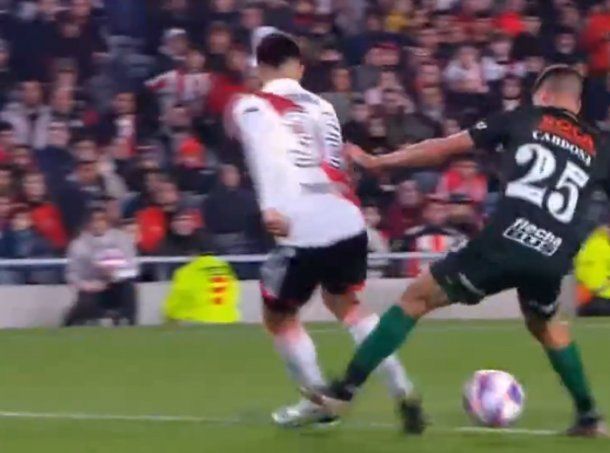 El espectacular caño de Pablo Solari que casi termina en gol de River