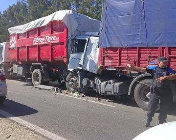Choque múltiple de camiones en Panamericana: un chofer quedó atrapado en la cabina