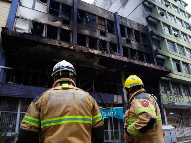 Bomberos trabajaron durante tres horas para apagar el incendio en Brasil