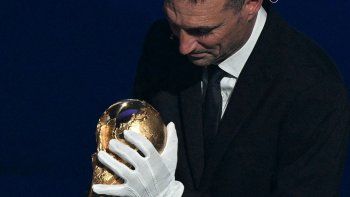 Lionel Scaloni ingresó al sorteo del Mundial 2026 con la Copa del Mundo en sus manos. Lionel Scaloni ingresó al sorteo del Mundial 2026 con la Copa del Mundo en sus manos.