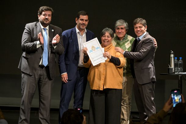 Axel Kicillof entregó 299 escrituras a familias de Dolores: Hace falta un Estado presente
