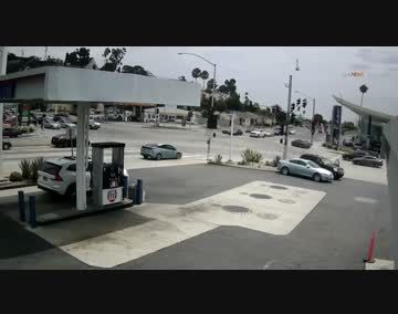 Impresionante choque e incendio en Los Ángeles deja cinco muertos