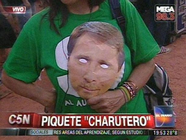 Oferta en #MarchaCharutera: con una remera, regalan una careta de Feinmann