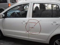 Le escrachó el auto porque le tapó la salida de la cochera