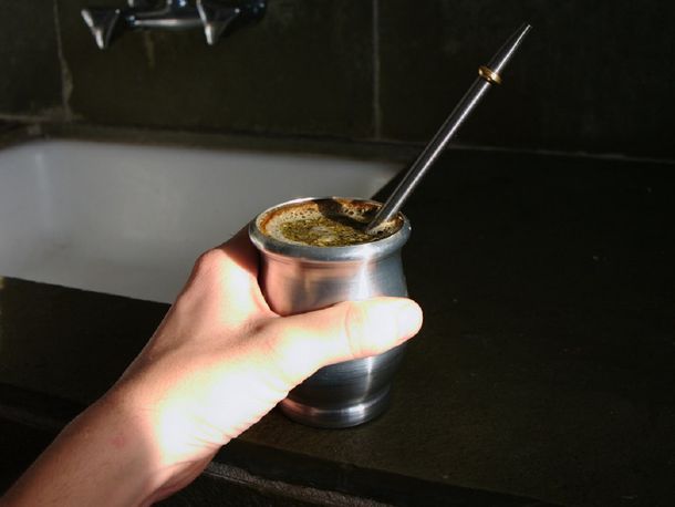 Le negaron el mate en la sala de profesores porque no pudo poner para la yerba