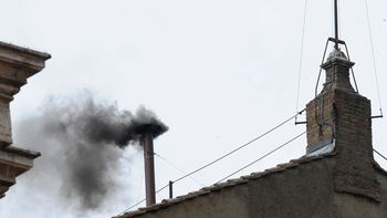 hubo una nueva fumata negra y los catolicos siguen sin papa hubo una nueva fumata negra y los catolicos siguen sin papa