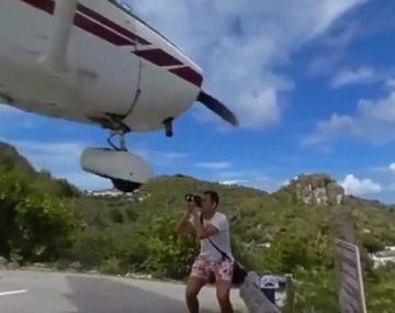 Una avioneta casi choca con un turista al aterrizar
