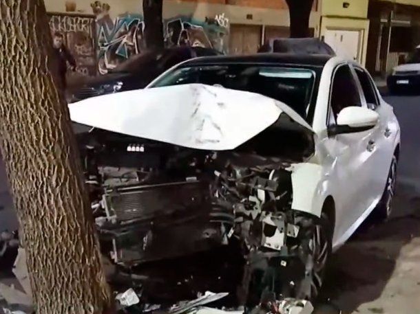 Accidente en Constitución: un auto encerró a otro que terminó incrustado en un árbol
