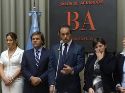 scioli repudio la agresion a una ministra y ratifico la suba por decreto a los docentes scioli repudio la agresion a una ministra y ratifico la suba por decreto a los docentes