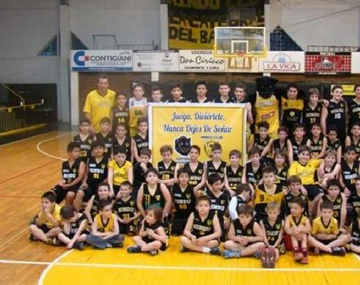 Escándalo en el básquet infantil: padres les cantaron a chicos son todos p...
