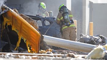 Una avioneta con cinco pasajeros chocó junto a un shopping en Asutralia Una avioneta con cinco pasajeros chocó junto a un shopping en Asutralia