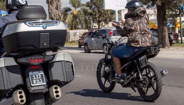 Se sacó delfies mientras manejada su moto - Crédito: El Tribuno/Javier Corbalán