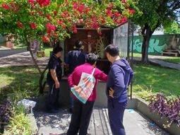 vandalizaron una imagen de la virgen de lujan frente a una comisaria de liniers vandalizaron una imagen de la virgen de lujan frente a una comisaria de liniers