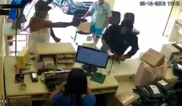 VIDEO: Un cliente mató a quemarropa a un ladrón en un local de ropa